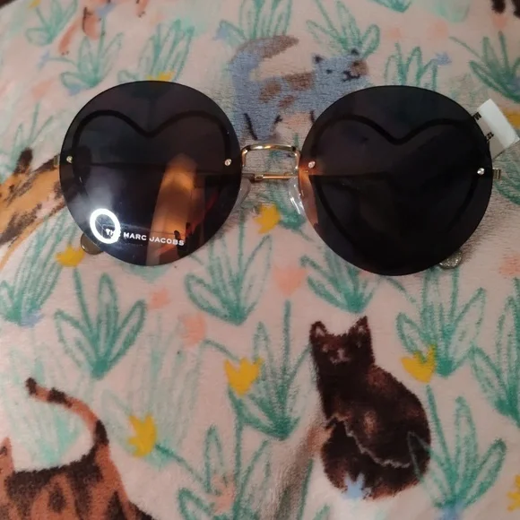 🎊Marc Jacobs Round Heart SunglassesMARC JACOBS